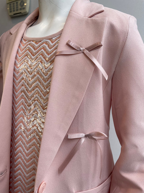 Giacca elegante rosa cipria con fiocchi in raso